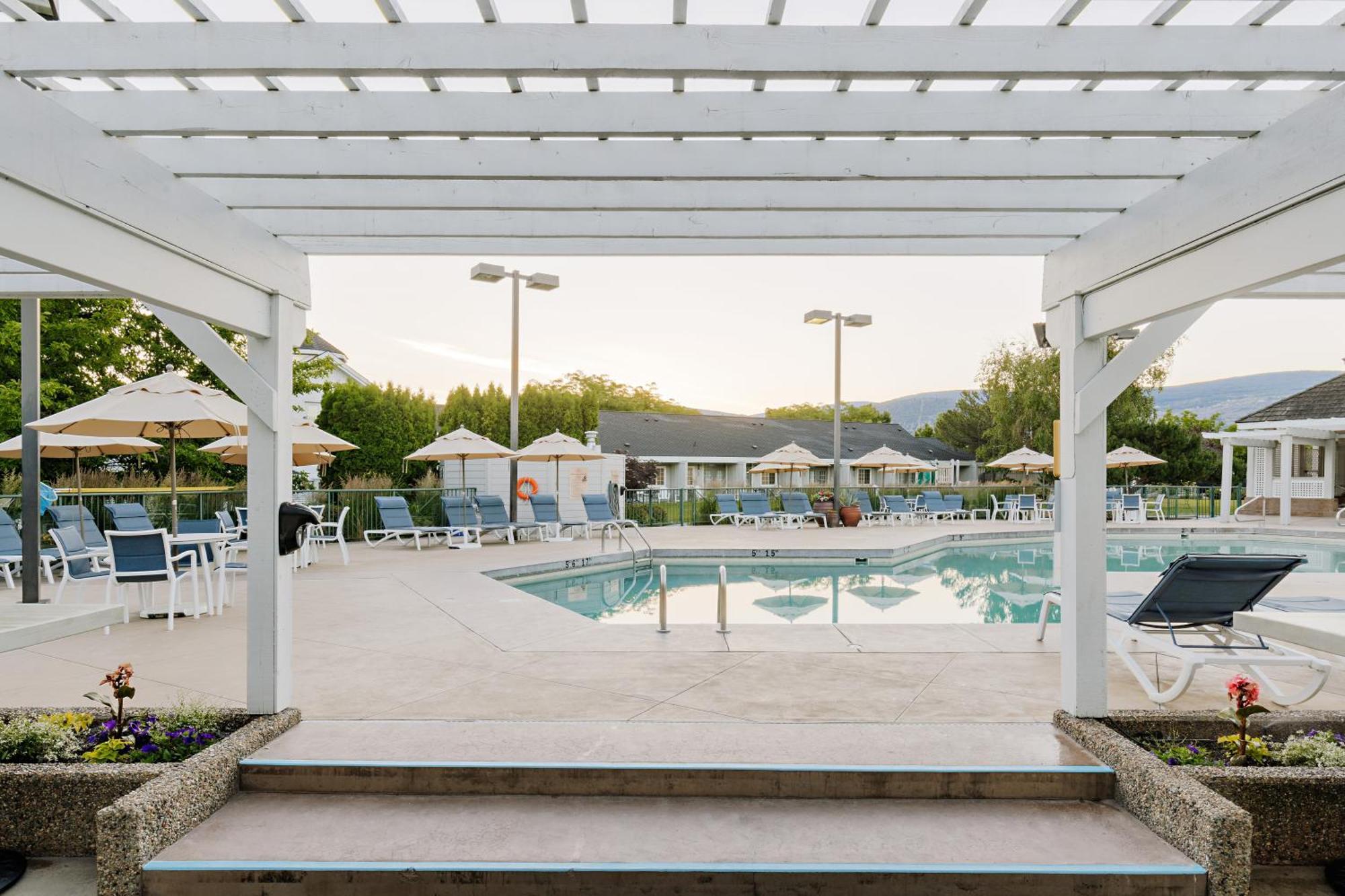 Balcomo, A Ramada By Wyndham Penticton Exteriör bild