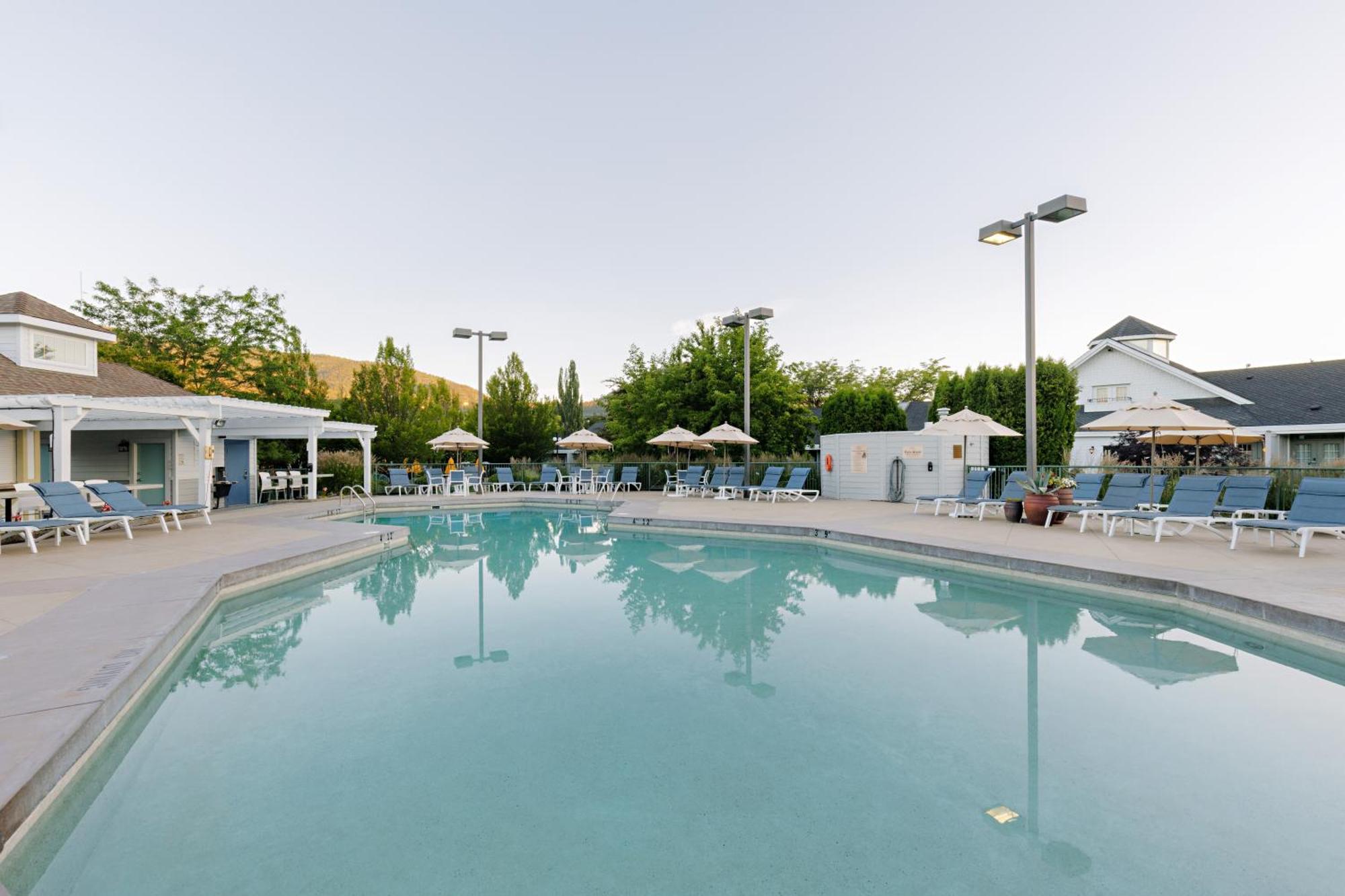 Balcomo, A Ramada By Wyndham Penticton Exteriör bild