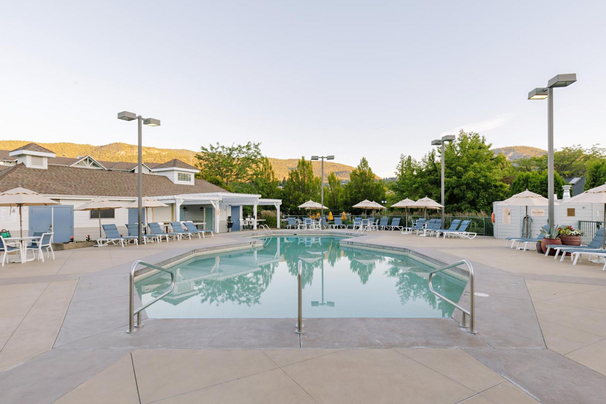 Balcomo, A Ramada By Wyndham Penticton Exteriör bild
