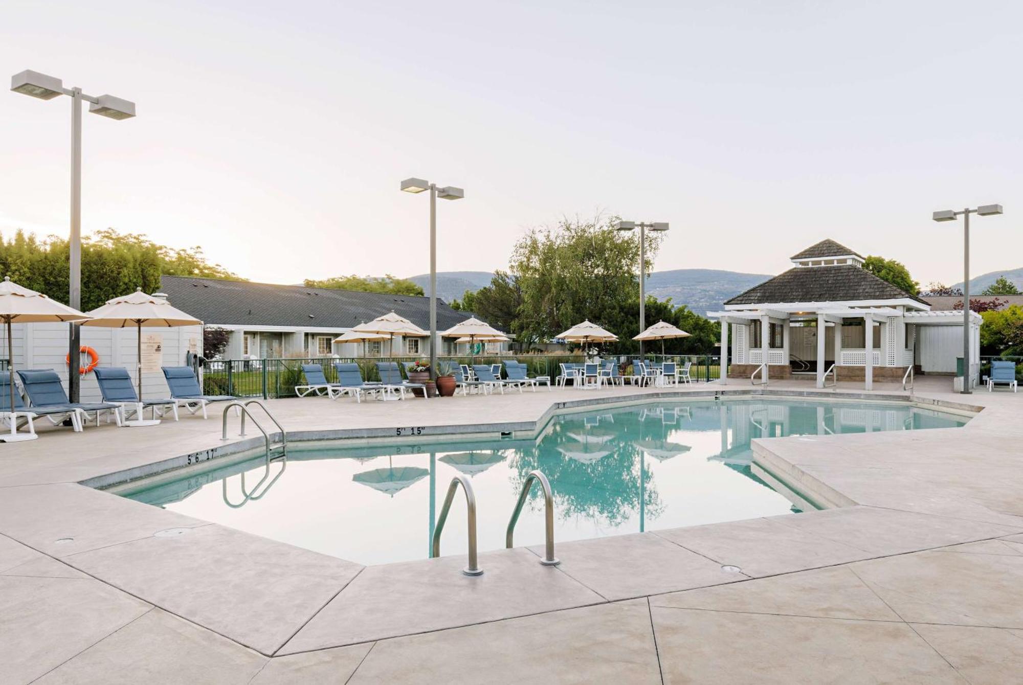 Balcomo, A Ramada By Wyndham Penticton Exteriör bild